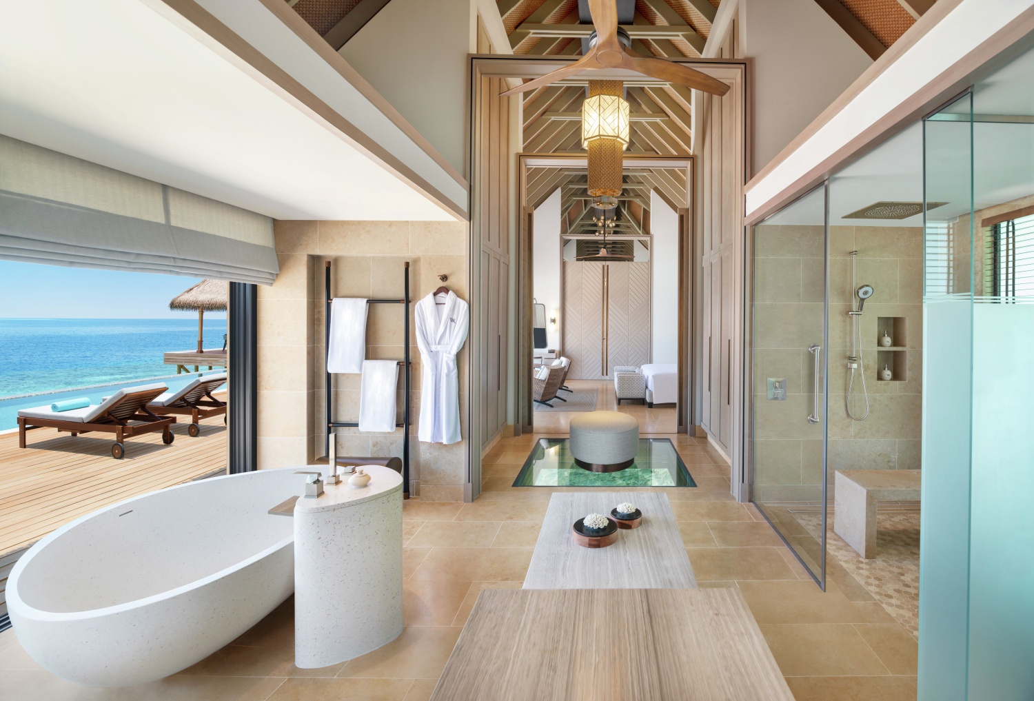 Большая водная вилла с кроватью king-size и бассейном отеля WALDORF ASTORIA MALDIVES ITHAAFUSHI Большая водная вилла с кроватью king-size и бассейном