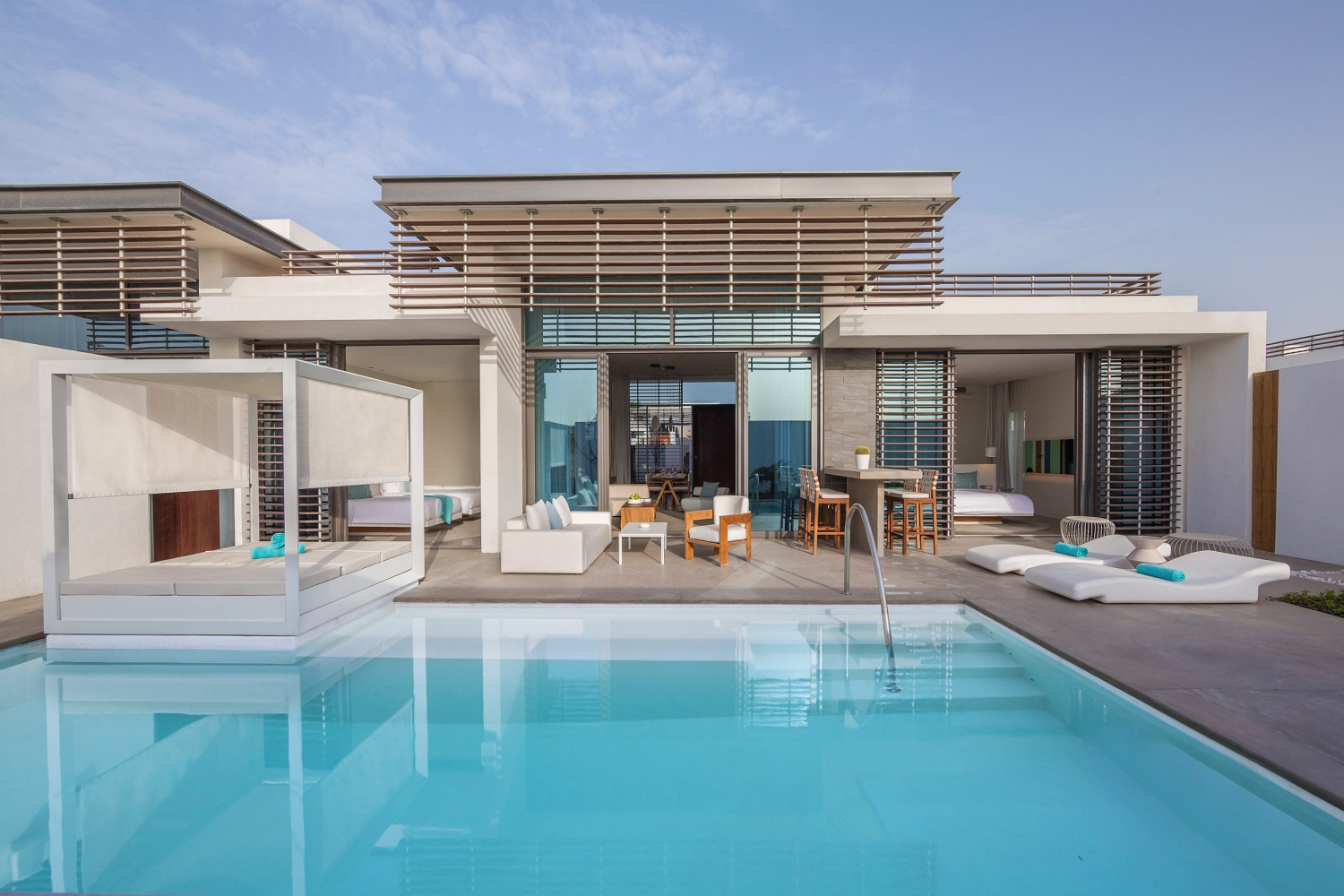 Пляжная вилла с двумя спальнями и бассейном отеля NIKKI BEACH RESORT & SPA Пляжная вилла с двумя спальнями и бассейном