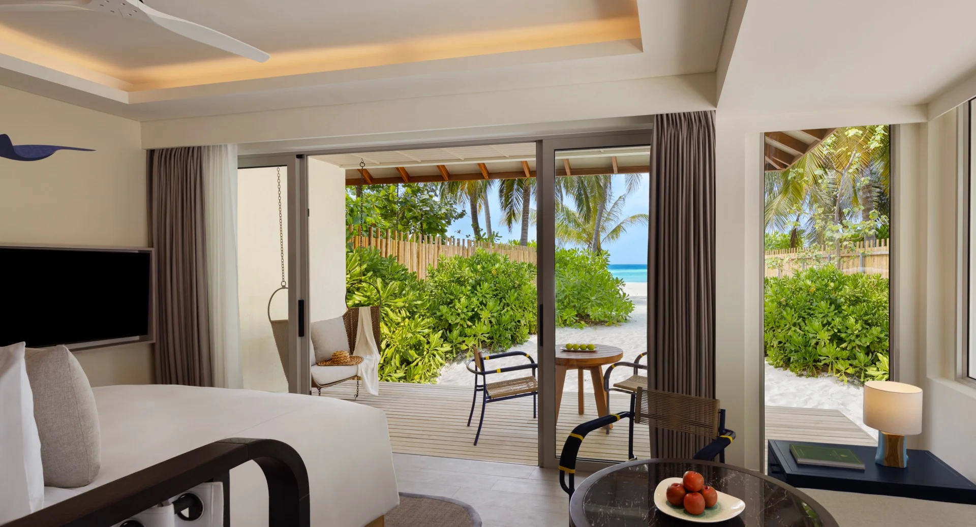 Пляжная вилла отеля AVANI+ FARES MALDIVES RESORT Пляжная вилла