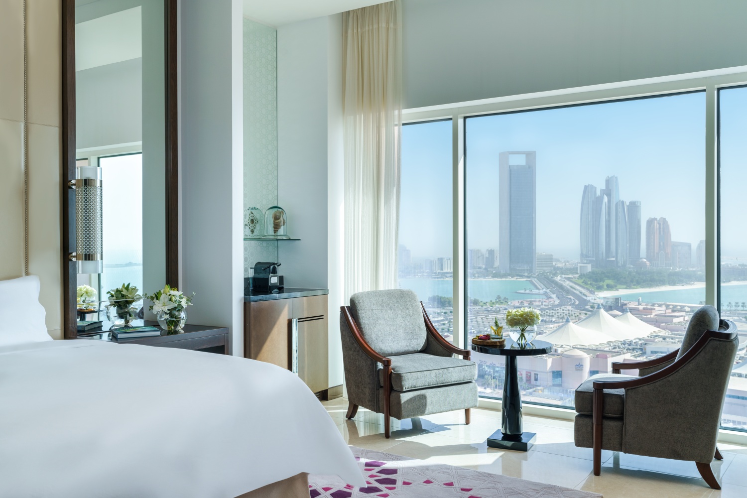 Номер Deluxe с видом на Корниш отеля RIXOS MARINA ABU DHABI Номер Deluxe с видом на Корниш