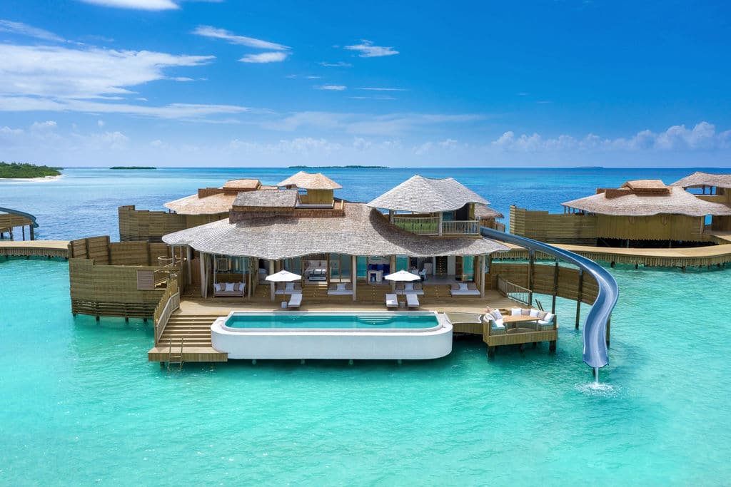 Водная вилла Reserve с горкой в море отеля SONEVA JANI RESORT Водная вилла Reserve с горкой в море