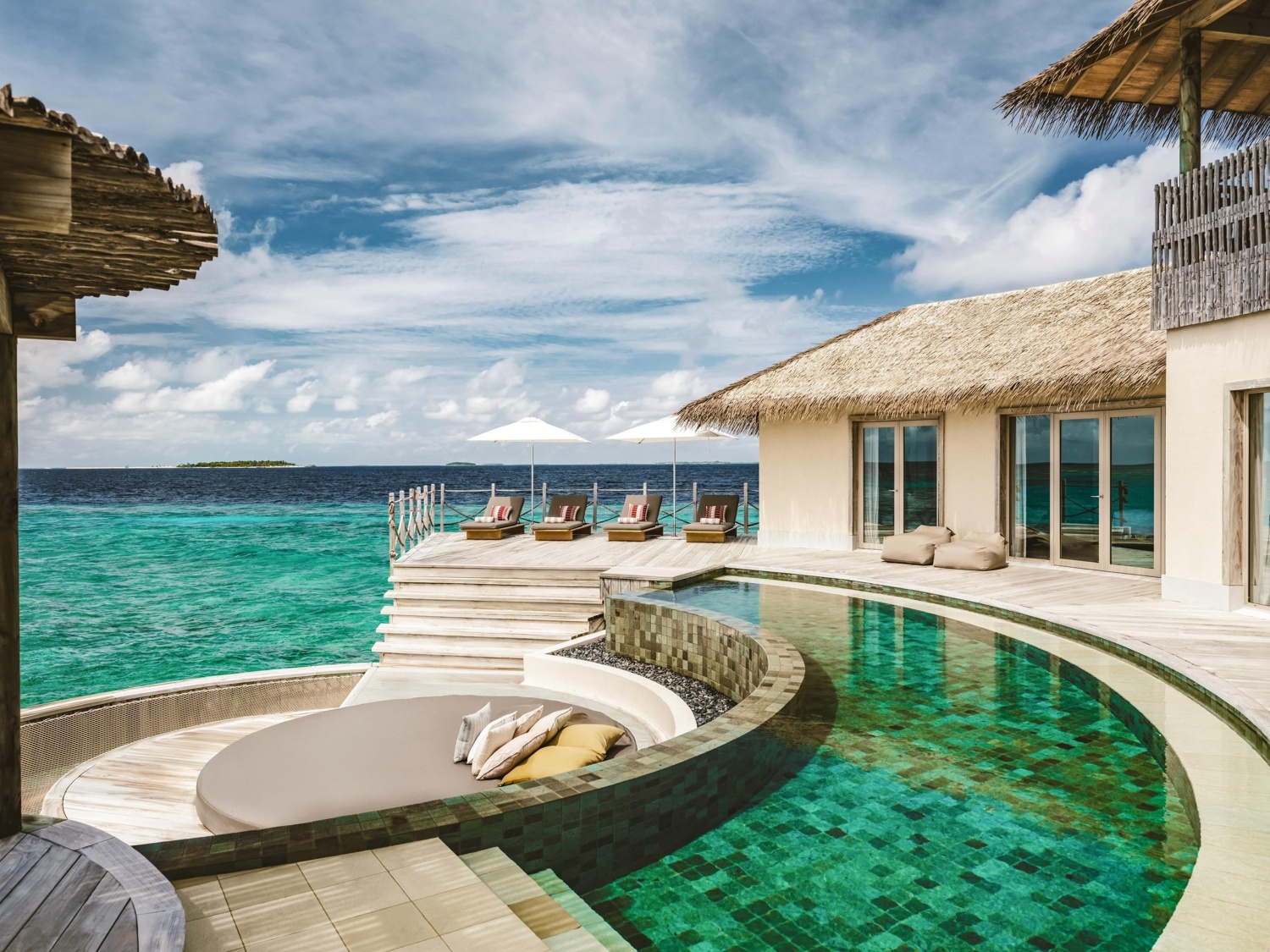 Водная резиденция с тремя спальнями и бассейном отеля INTERCONTINENTAL MALDIVES MAAMUNAGAU RESORT Водная резиденция с тремя спальнями и бассейном