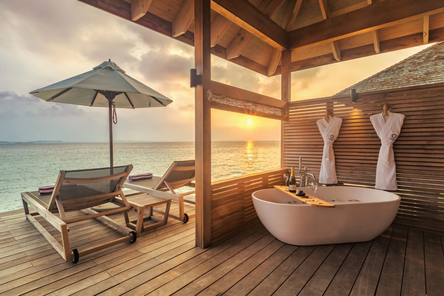 Романтическая водная вилла отеля HURAWALHI ISLAND RESORT Романтическая водная вилла