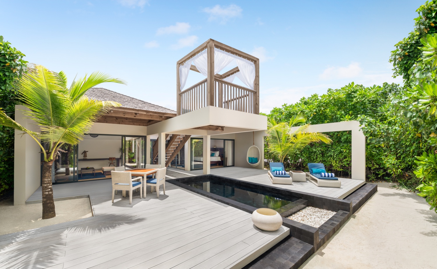 Пляжная вилла с бассейном и видом на закат отеля MOVENPICK RESORT KUREDHIVARU MALDIVES Пляжная вилла с бассейном и видом на закат