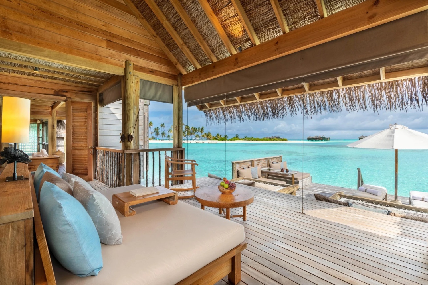 Водная вилла класса люкс отеля GILI LANKANFUSHI Водная вилла класса люкс
