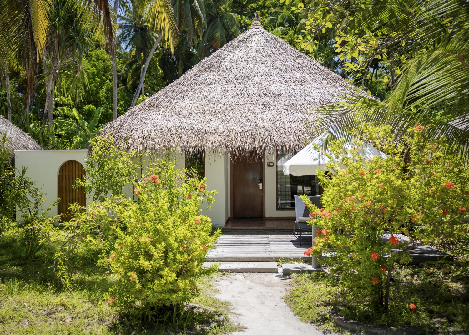 Пляжная вилла делюкс отеля KURAMATHI ISLAND RESORT Пляжная вилла делюкс