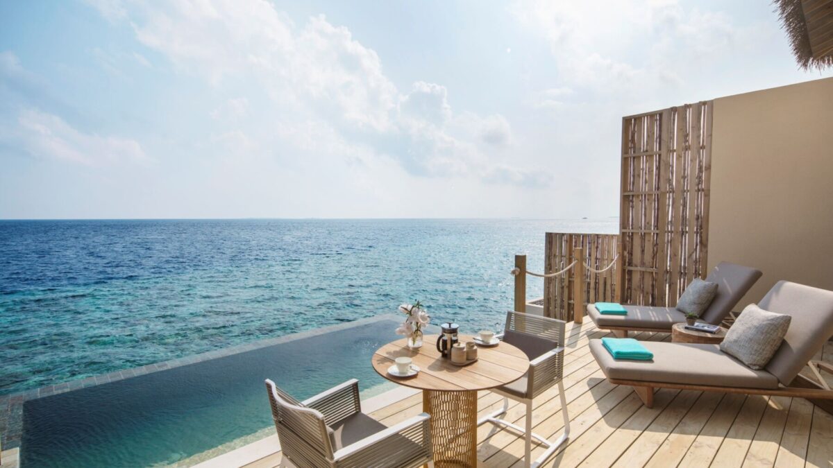 Вилла с выходом к лагуне и видом на закат отеля INTERCONTINENTAL MALDIVES MAAMUNAGAU RESORT Вилла с выходом к лагуне и видом на закат