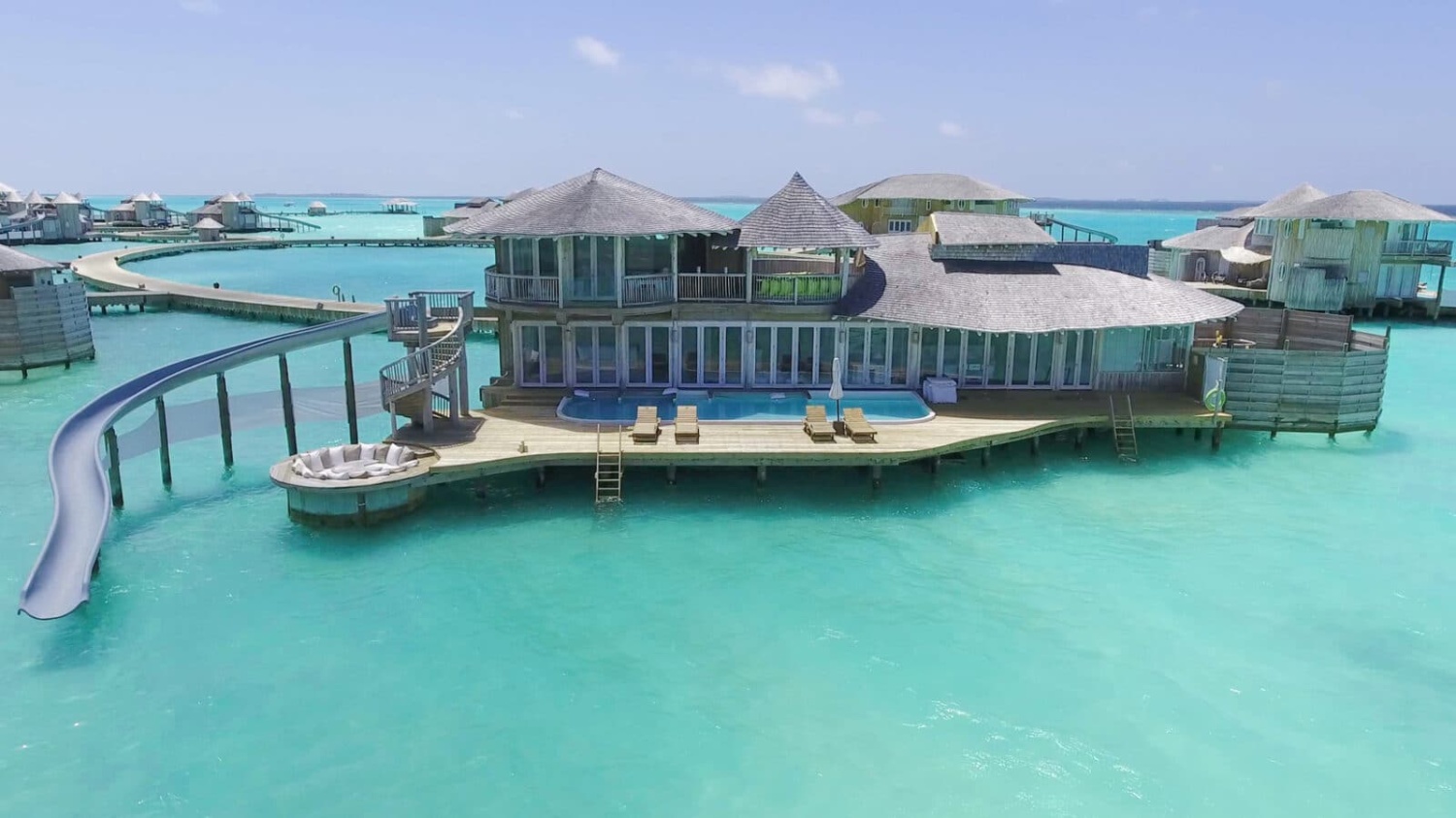 Водный ретрит с двумя спальнями и горкой в море отеля SONEVA JANI RESORT Водный ретрит с двумя спальнями и горкой в море