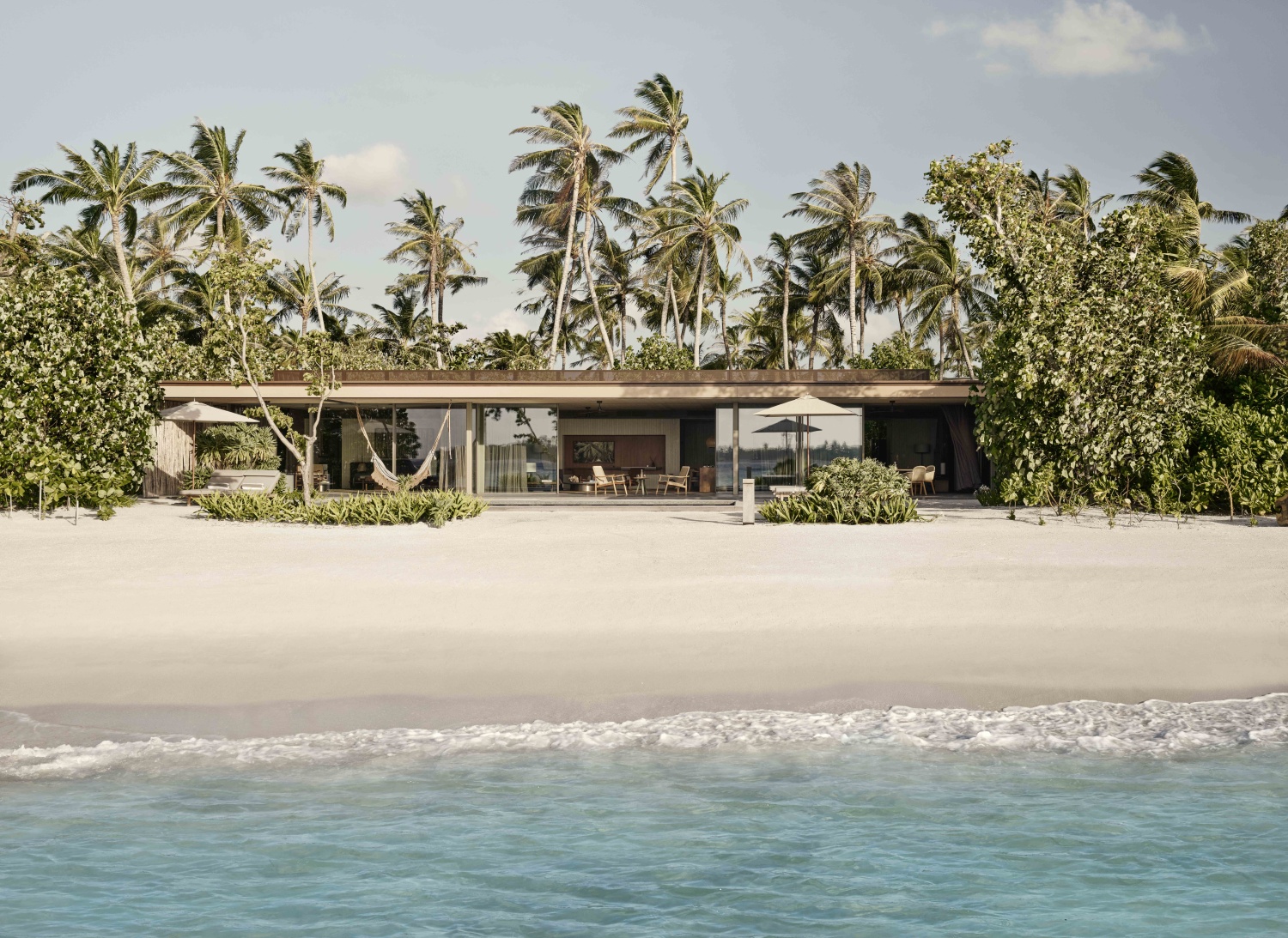 Пляжная вилла с двумя спальнями и бассейном с видом на закат отеля PATINA MALDIVES FARI ISLANDS Пляжная вилла с двумя спальнями и бассейном с видом на закат