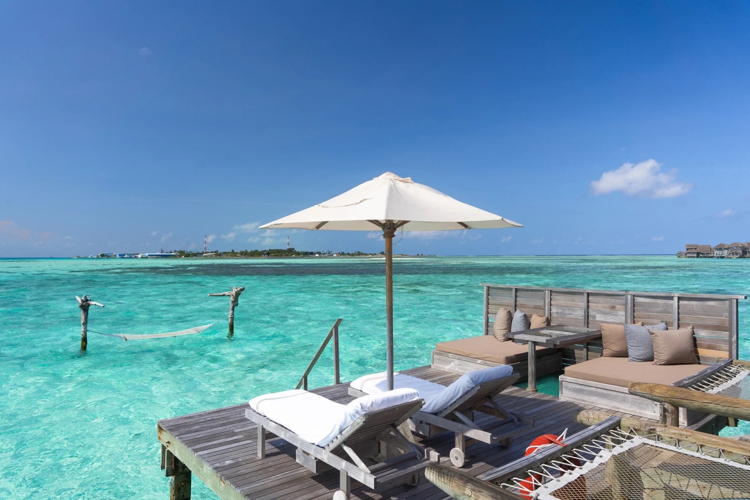 Водная резиденция Crusoe с видом на остров отеля GILI LANKANFUSHI Водная резиденция Crusoe с видом на остров