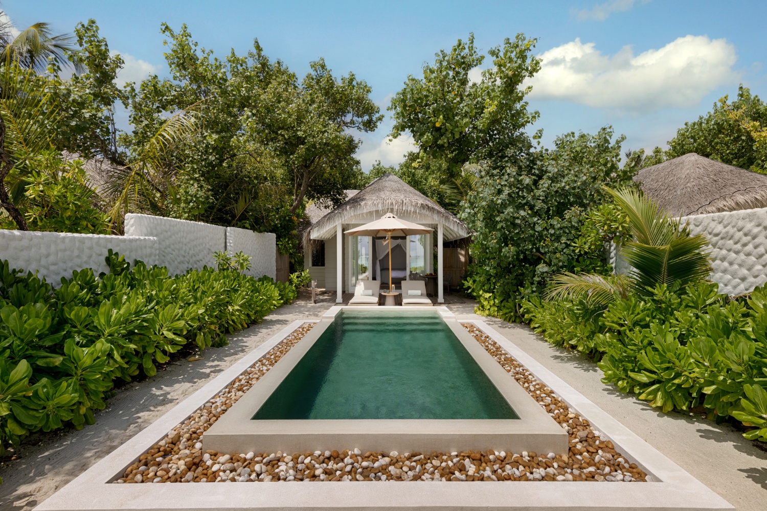 Пляжная вилла с бассейном отеля SIX SENSES KANUHURA (EX. KANUHURA MALDIVES) Пляжная вилла с бассейном