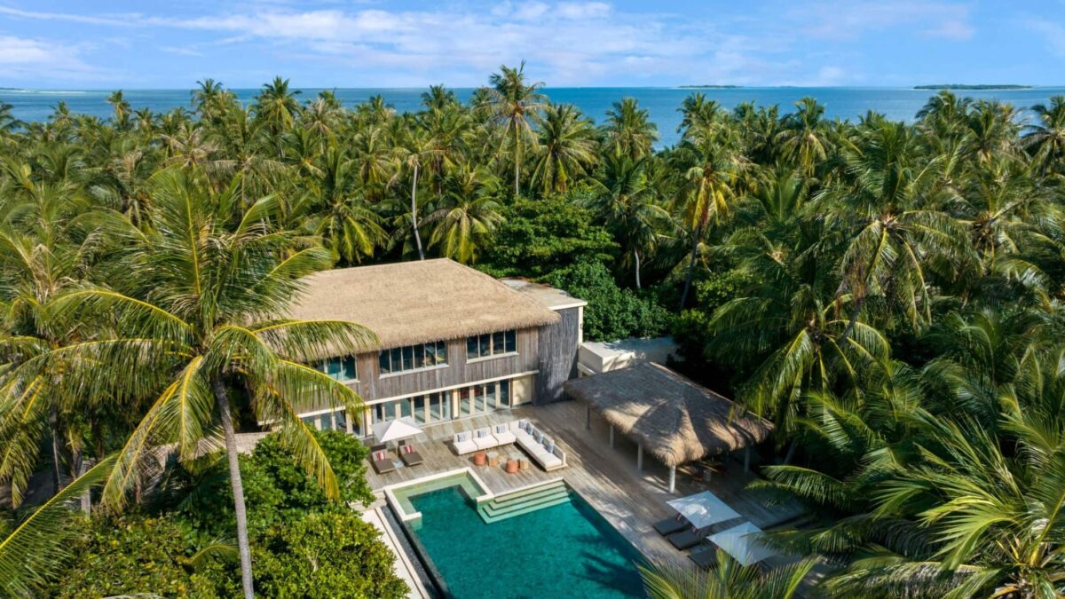 Королевская пляжная резиденция с тремя спальнями и бассейном отеля INTERCONTINENTAL MALDIVES MAAMUNAGAU RESORT Королевская пляжная резиденция с тремя спальнями и бассейном