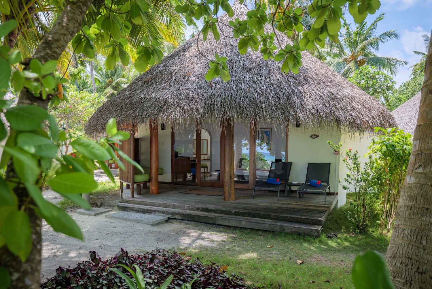 Пляжная вилла супериор отеля KURAMATHI ISLAND RESORT Пляжная вилла супериор