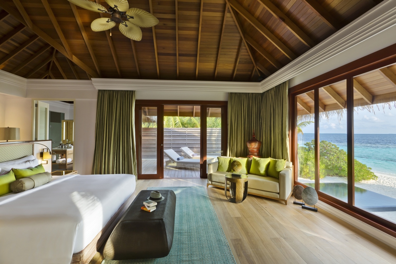 Пляжная резиденция с двумя спальнями и бассейном отеля DUSIT THANI MALDIVES Пляжная резиденция с двумя спальнями и бассейном