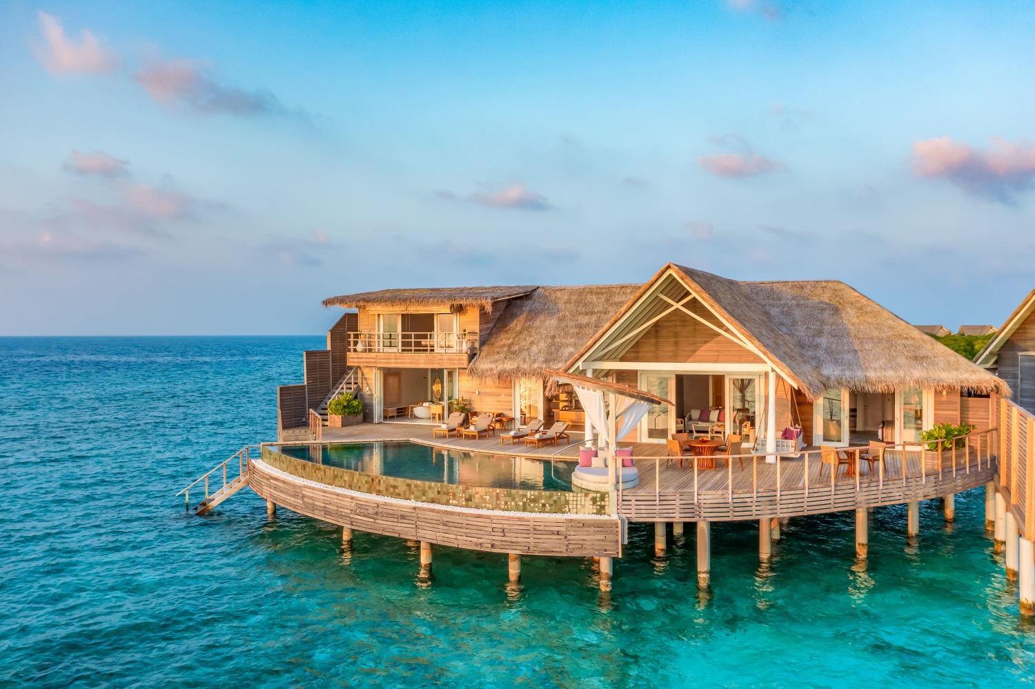 Водная резиденция с двумя спальнями и бассейном отеля MILAIDHOO ISLAND Водная резиденция с двумя спальнями и бассейном