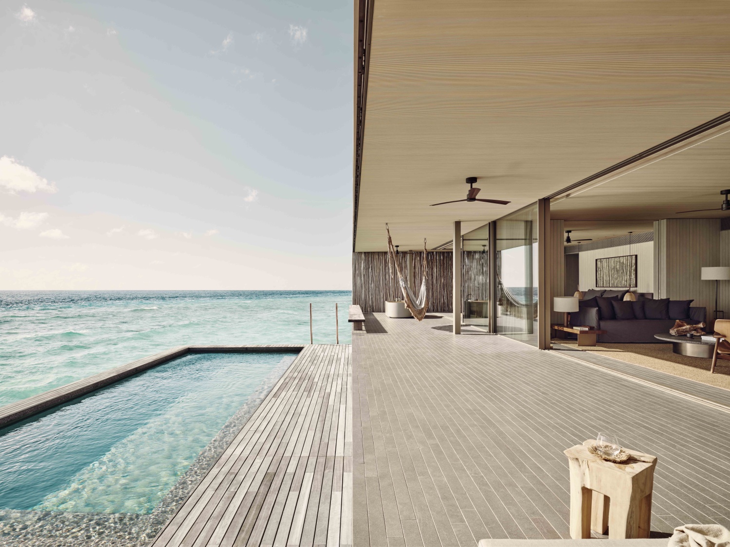 Водная вилла с двумя спальнями и бассейном отеля PATINA MALDIVES FARI ISLANDS Водная вилла с двумя спальнями и бассейном