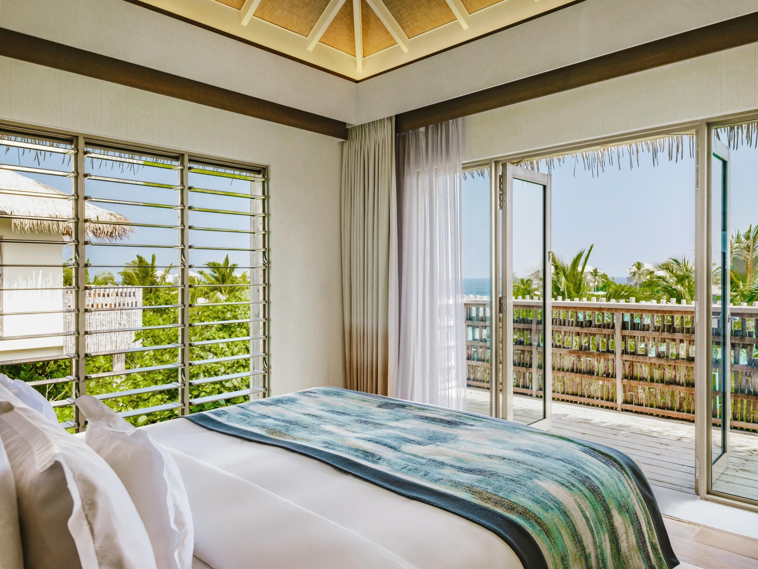 Вилла с бассейном и выходом к лагуне отеля INTERCONTINENTAL MALDIVES MAAMUNAGAU RESORT Вилла с бассейном и выходом к лагуне