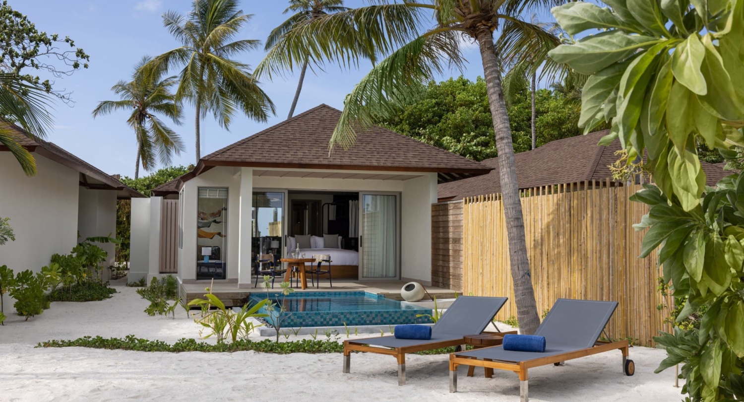 Пляжная вилла с бассейном отеля AVANI+ FARES MALDIVES RESORT Пляжная вилла с бассейном