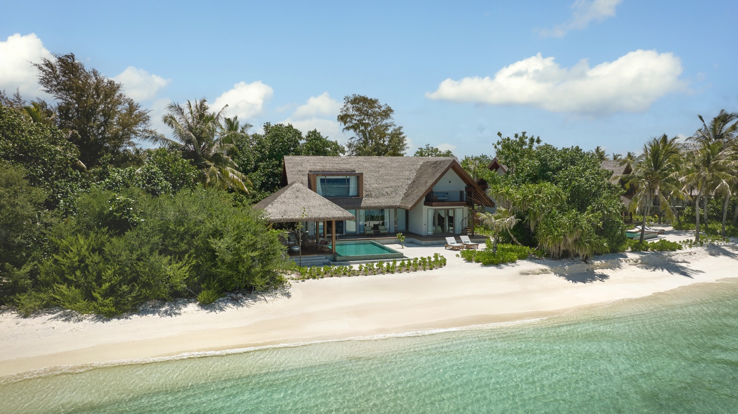 Пляжный ретрит с бассейном отеля SIX SENSES KANUHURA (EX. KANUHURA MALDIVES) Пляжный ретрит с бассейном