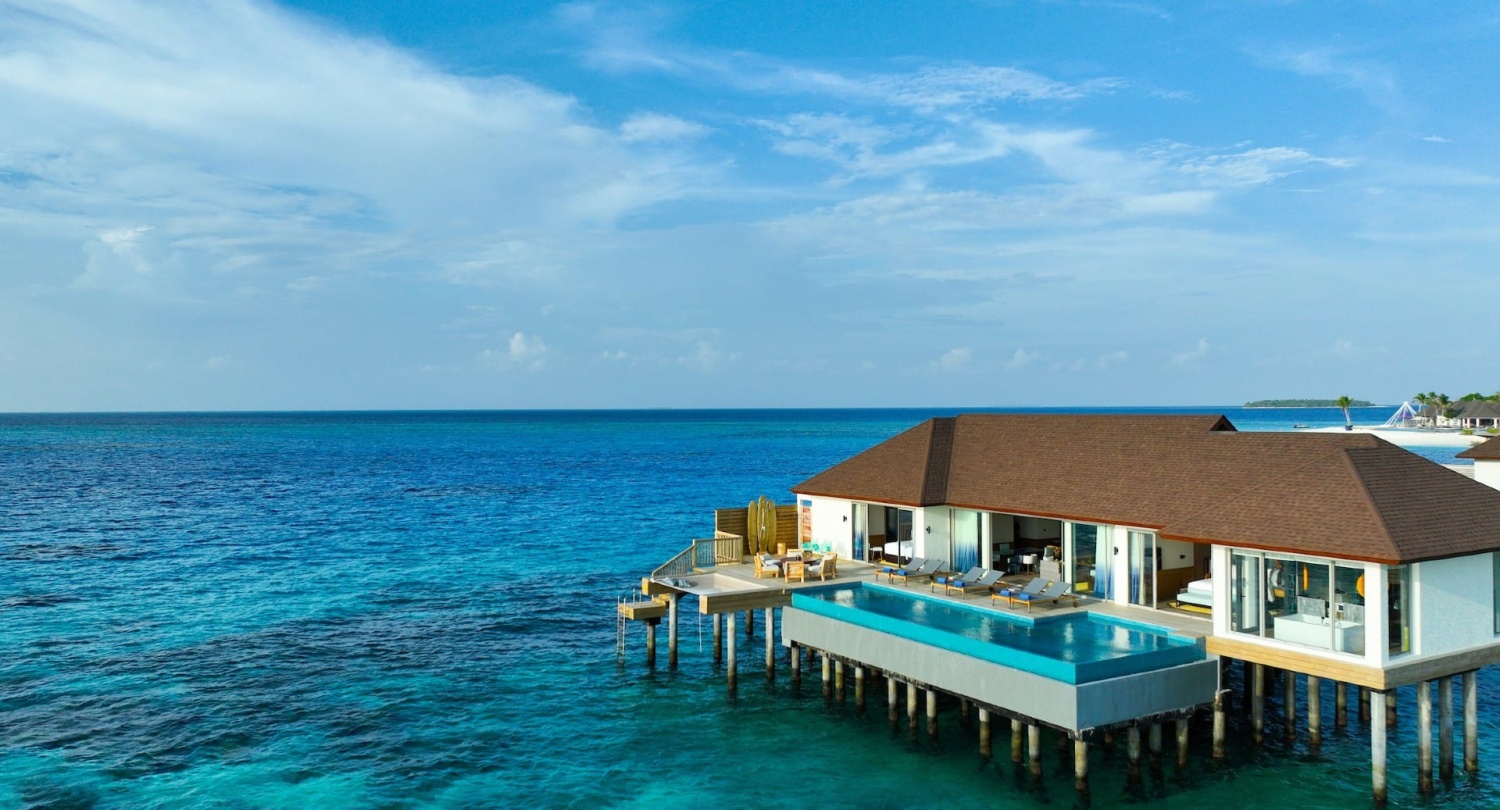 Водная резиденция с тремя спальнями и видом на закат отеля AVANI+ FARES MALDIVES RESORT Водная резиденция с тремя спальнями и видом на закат