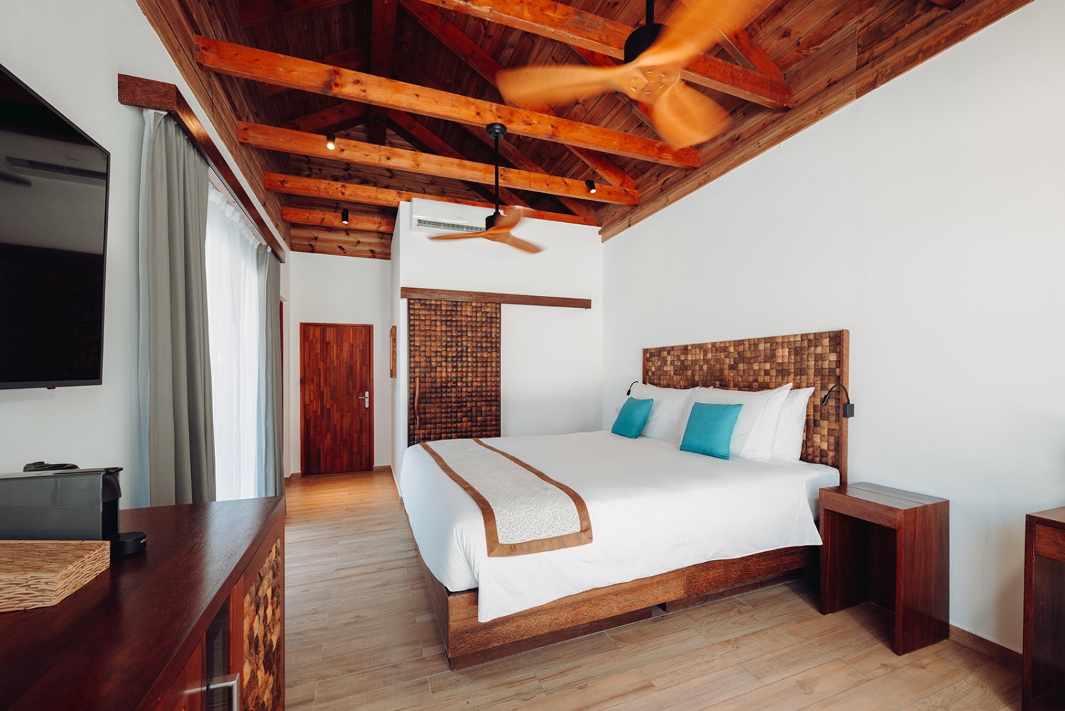 Пляжная резиденция с тремя спальнями и бассейном отеля MOVENPICK RESORT KUREDHIVARU MALDIVES Пляжная резиденция с тремя спальнями и бассейном